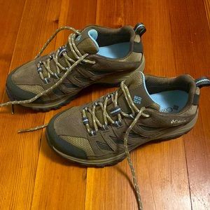 Women’s Columbia Hiking sneakers. Like new condition! Size 7